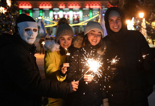 People celebrate New Year in  Novosibirsk, Russia, 31 December 2021. - Sputnik International