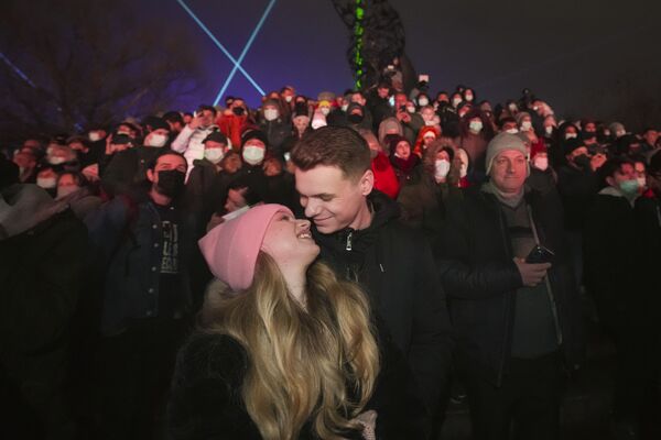 A couple attends a concert during New Year's celebrations in Bucharest, Romania, on 31 December 2021.  - Sputnik International