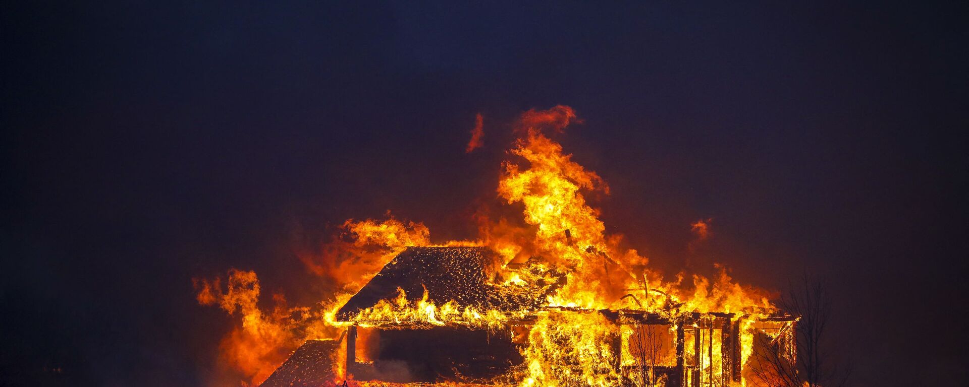 Горящий дом в результате природных пожаров в Колорадо  - Sputnik International, 1920, 01.01.2022