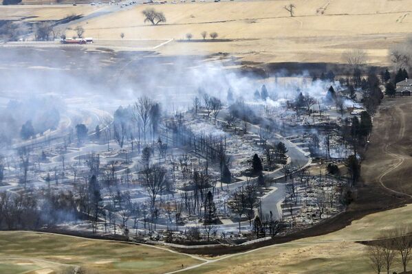 A Boulder County neighbourhood smoulders after it was was destroyed by a wildfire in this aerial photo, taken from a Colorado National Guard helicopter during a flyover by Colorado Gov. Jared Polis on Friday, 31 December 2021.  - Sputnik International
