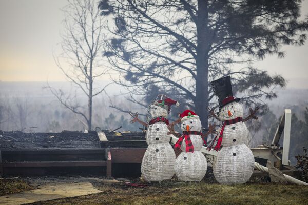 Snowmen stand beside the remains of a deck and a home in the aftermath of the Marshall Fire on 31 December 2021 in Louisville, Colorado. The fast-moving, wind-driven fire that erupted Thursday in multiple spots around Boulder County forced some 30,000 people out of their residences and may have destroyed as many as 1,000 homes. - Sputnik International