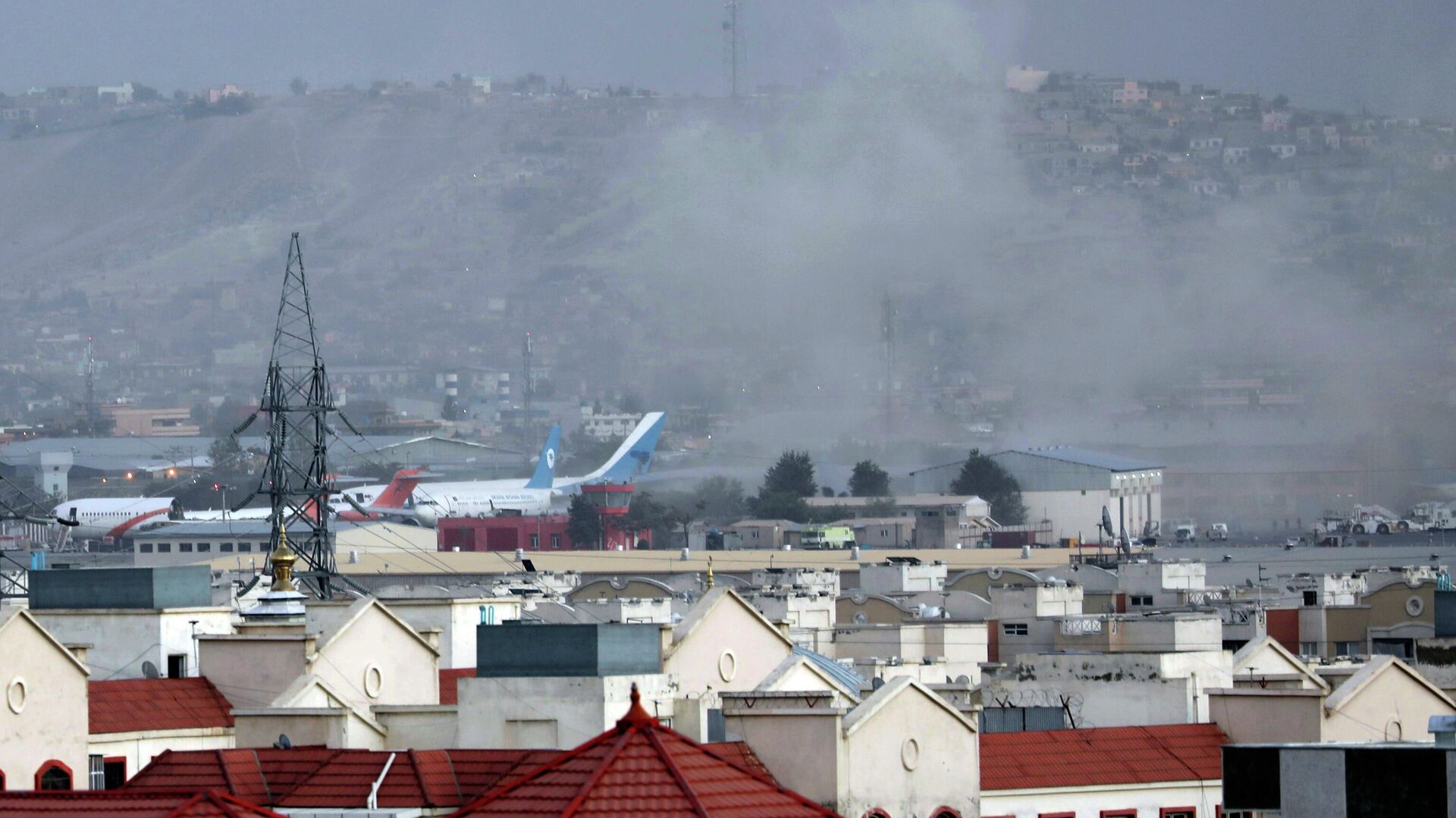 Smoke rises from a deadly explosion outside the airport in Kabul, Afghanistan, Thursday, Aug. 26, 2021.  - Sputnik International, 1920, 25.04.2022
