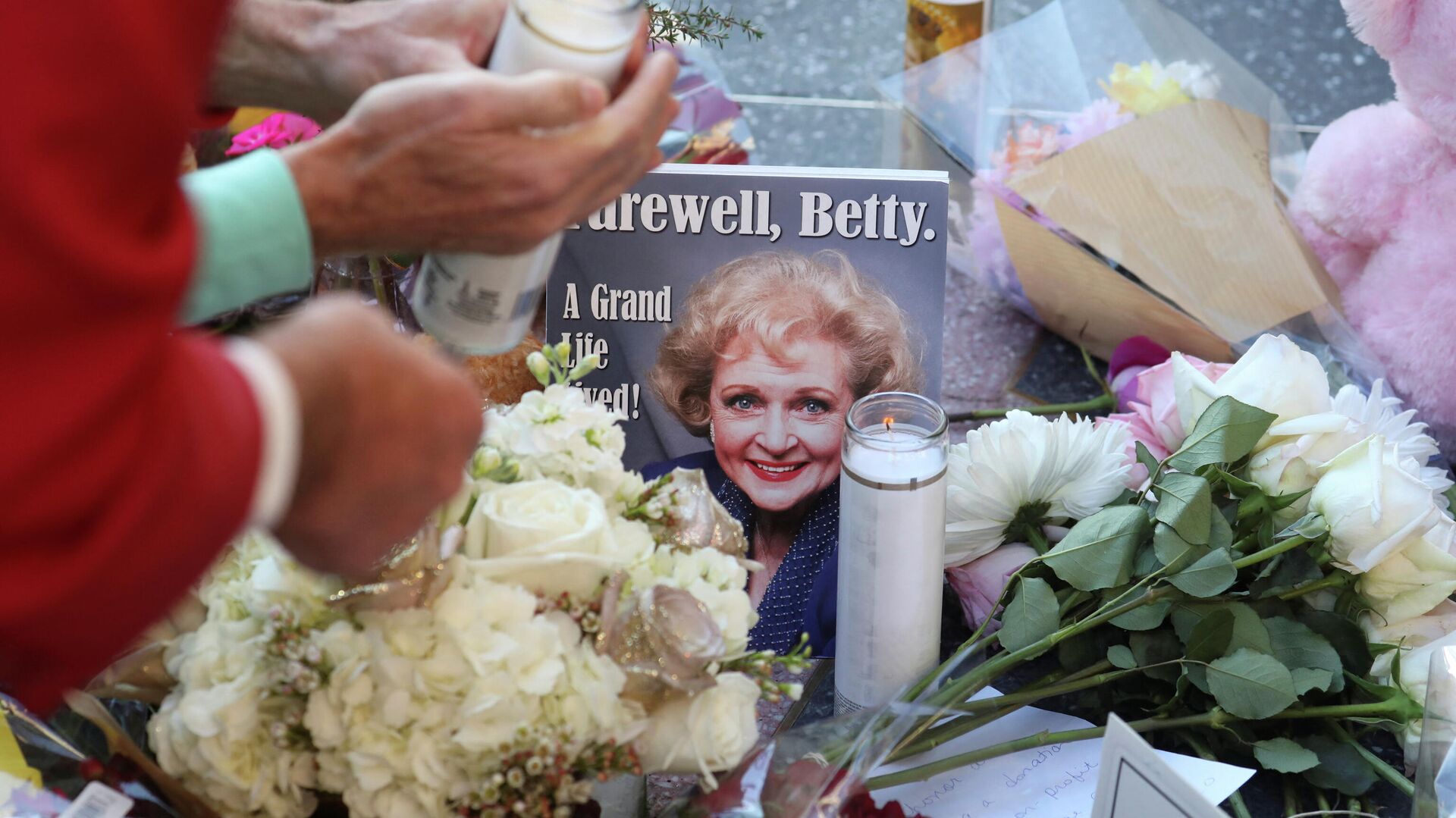 Mourners gather around the Hollywood Walk of Fame star of actor Betty White, who died at the age of 99, in Los Angeles, California,  - Sputnik International, 1920, 02.01.2022