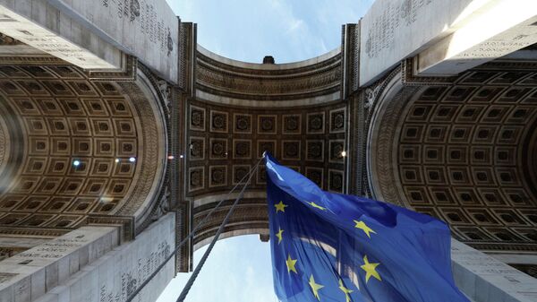 The European flag flies under the Arc de Triomphe to celebrate the start of the French presidency of the European Union, in Paris, France - Sputnik International
