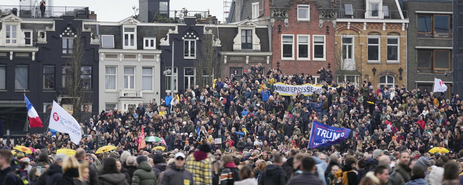 People gather during a banned demonstration by the group Samen voor Nederland against the current corona policy in Amsterdam, on 2 January 2022.  - Sputnik International, 1920, 02.01.2022