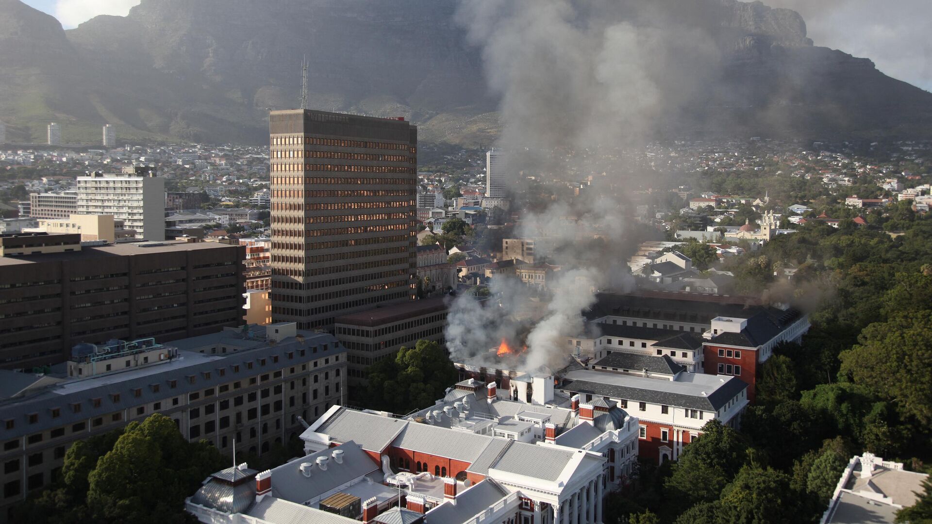 A general view of a building on fire at the South African Parliament precinct in Cape Town on January 2, 2022.  - Sputnik International, 1920, 02.01.2022