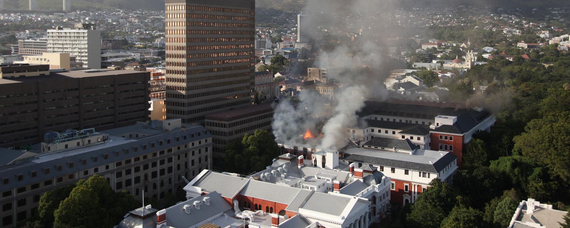 A general view of a building on fire at the South African Parliament precinct in Cape Town on January 2, 2022.  - Sputnik International, 1920, 02.01.2022