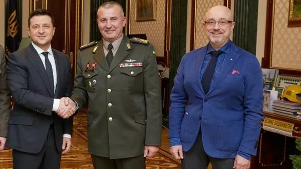 Cropped image of a photo put out by the Ukrainian President's Office showing President Zelensky with a general and Defence Minister Oleksii Reznikov wearing an ill-fitting suit. - Sputnik International