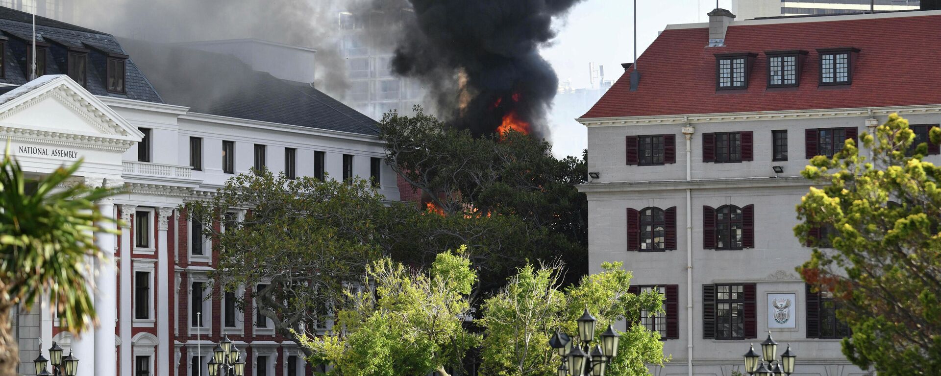 A fire burns at the Houses of Parliament, in Cape Town, South Africa, Sunday, Jan. 2, 2022. The country's minister of public works and infrastructure said Sunday's fire started on the third floor of a building that houses offices and spread to the National Assembly building, where South Africa's Parliament sits. - Sputnik International, 1920, 02.01.2022