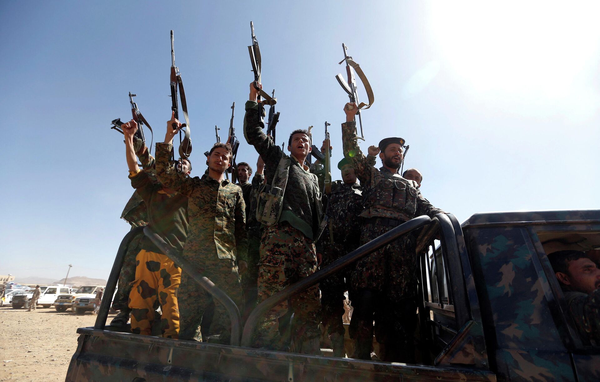 Newly recruited Houthi fighters chant slogans as they ride a military vehicle during a gathering in the capital Sanaa to mobilize more fighters to battlefronts to fight pro-government forces in several Yemeni cities, on January 3, 2017.  - Sputnik International, 1920, 23.01.2022