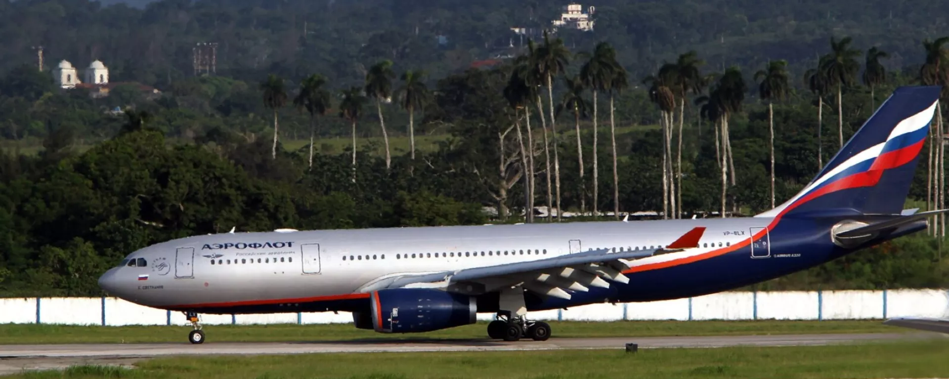 A passenger aircraft from Russia's national airline Aeroflot lands at Cuba's Havana Jose Marti International Airport in 2013. - Sputnik International, 1920, 10.04.2023