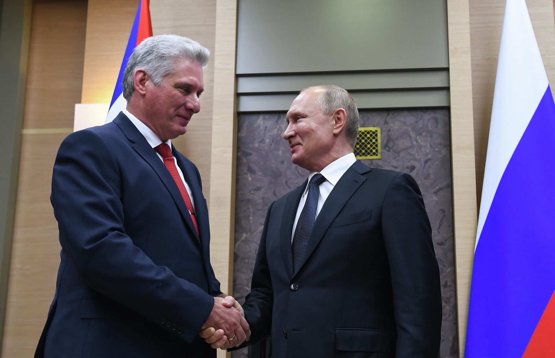 Russian President Vladimir Putin shakes hands with Cuban President Miguel Diaz-Canel during their meeting at Novo-Ogarevo residence, outside Moscow, Russia. - Sputnik International, 1920, 03.01.2022