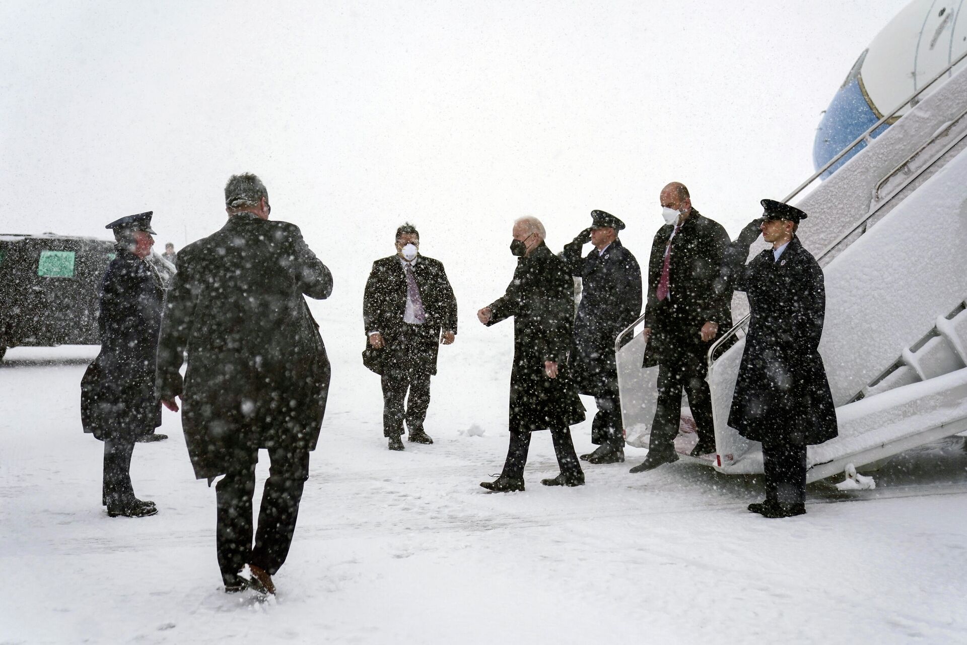 President Joe Biden arrives on Air Force One during winter snowstorm at Andrews Air Force Base, Md., Monday, Jan. 3, 2022, en route to Washington. - Sputnik International, 1920, 03.01.2022