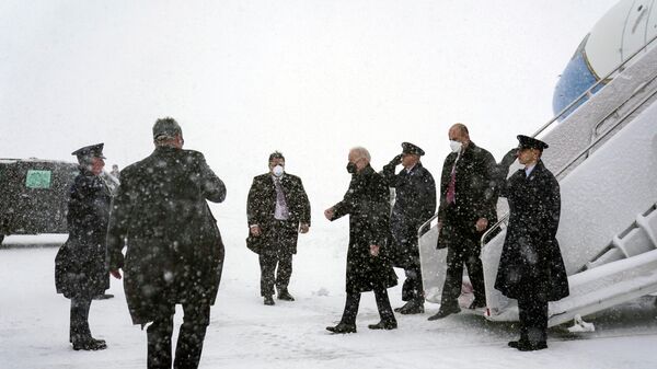 President Joe Biden arrives on Air Force One during winter snowstorm at Andrews Air Force Base, Md., Monday, Jan. 3, 2022, en route to Washington. - Sputnik International