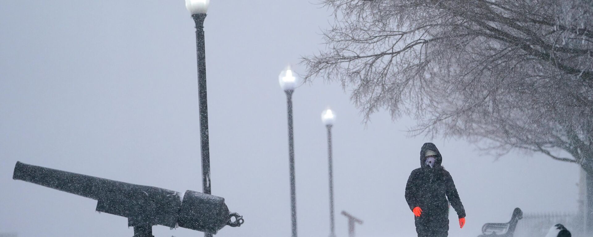 Snow blows sideways in gusty wind as Karla Rivas strolls at Federal Hill Park, Monday, Jan. 3, 2022, in Baltimore. Rivas, who is originally from Miami, said this was her first snow storm. - Sputnik International, 1920, 03.01.2022