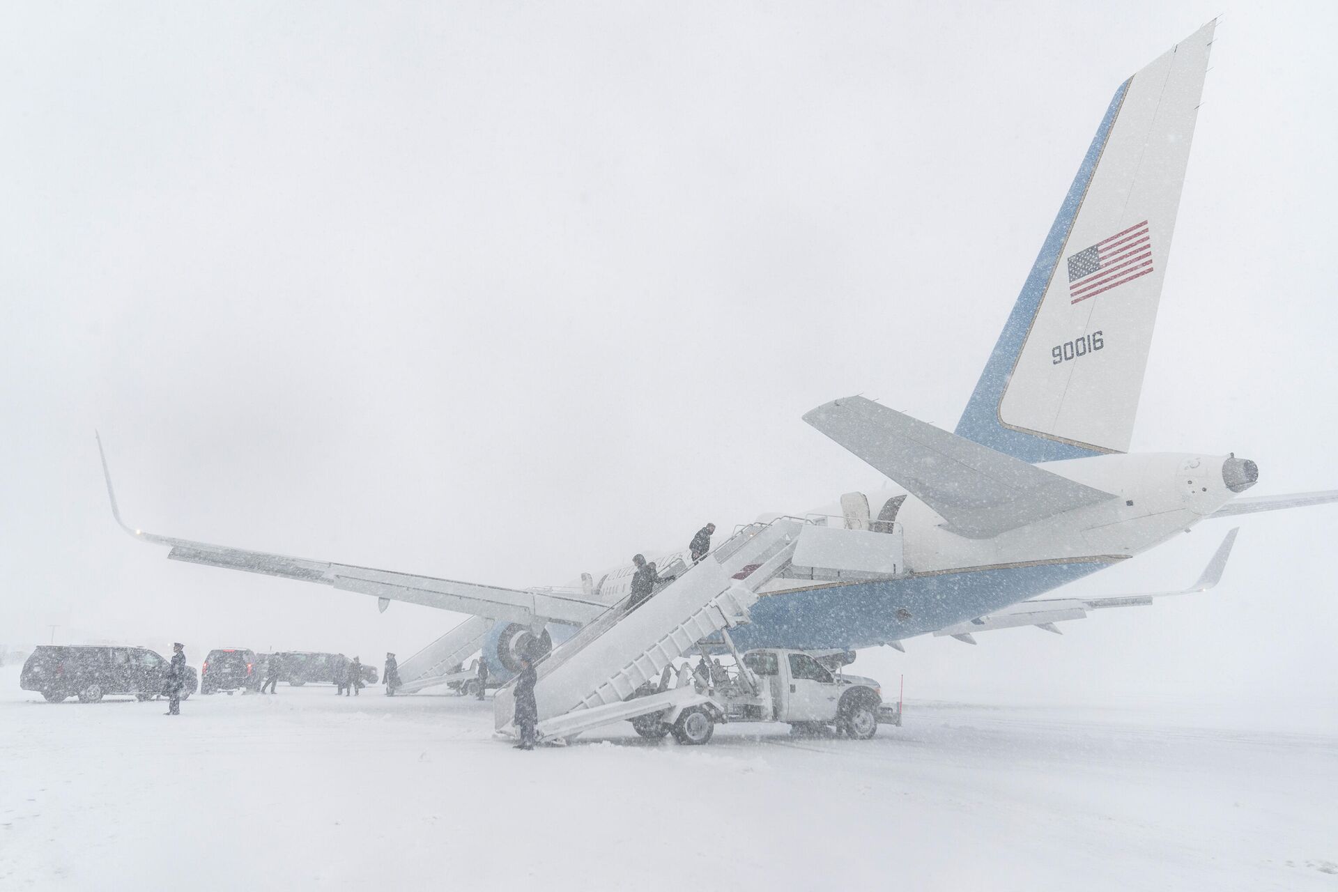President Joe Biden's motorcade sits on the tarmac next to Air Force One during winter snowstorm at Andrews Air Force Base, Md., Monday, Jan. 3, 2022, just before the president departs for the drive to Washington. - Sputnik International, 1920, 04.01.2022