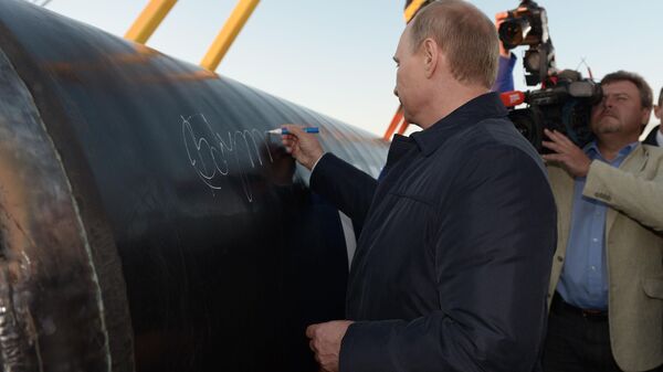 Russian President Vladimir Putin signs a section of the Power of Siberia pipeline during its construction, September 2014. - Sputnik International