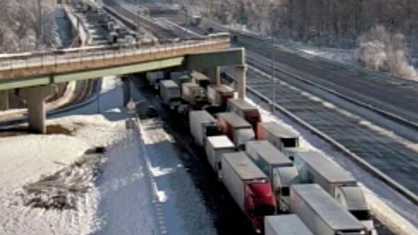 Stranded vehicles are seen in still image from highway traffic camera video as authorities worked to reopen an icy stretch of Interstate 95 closed after a storm blanketed the U.S. region in snow a day earlier, near Colchester, Virginia, U.S. January 4, 2022. - Sputnik International