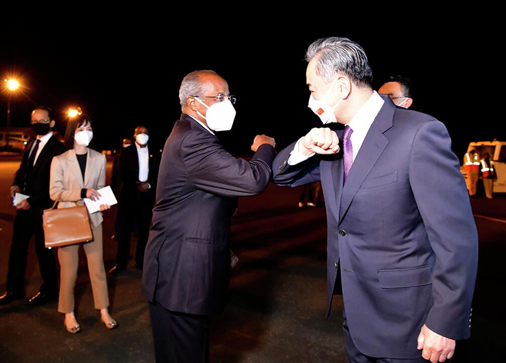 Eritrean Foreign Minister Osman Saleh Mohammad and Chinese State Councilor and Foreign Minister Wang Yi meet on the tarmac at Asmara International Airport on January 4, 2022 - Sputnik International, 1920, 25.08.2022