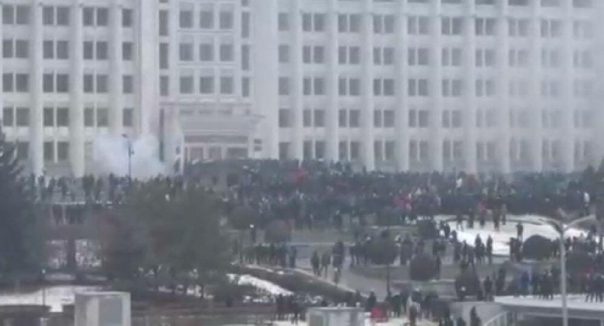 Protesters storming the mayor's office in the city of Almaty, Kazakhstan - Sputnik International, 1920, 06.01.2022