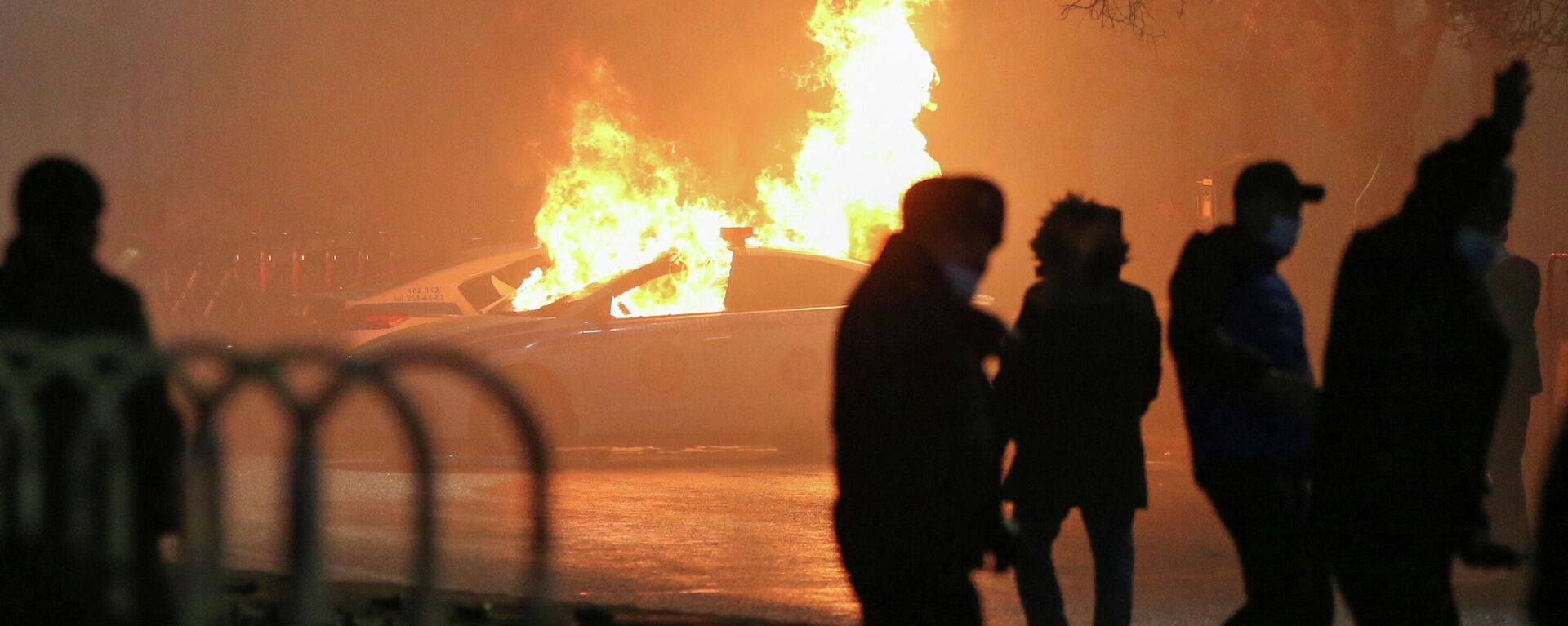 A view shows a burning police car during a protest against LPG cost rise following the Kazakh authorities' decision to lift price caps on liquefied petroleum gas in Almaty, Kazakhstan January 5, 2022 - Sputnik International, 1920, 05.01.2022