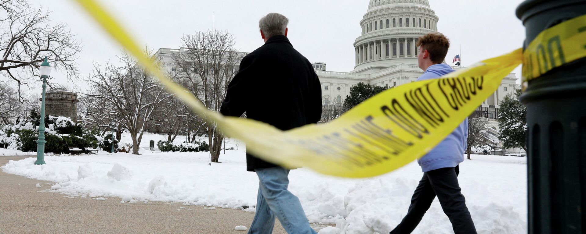 Visitors walk beside yellow police tape on the eve of the first anniversary of the January 6, 2021 attack on the U.S. Capitol, on Capitol Hill in Washington - Sputnik International, 1920, 05.01.2022