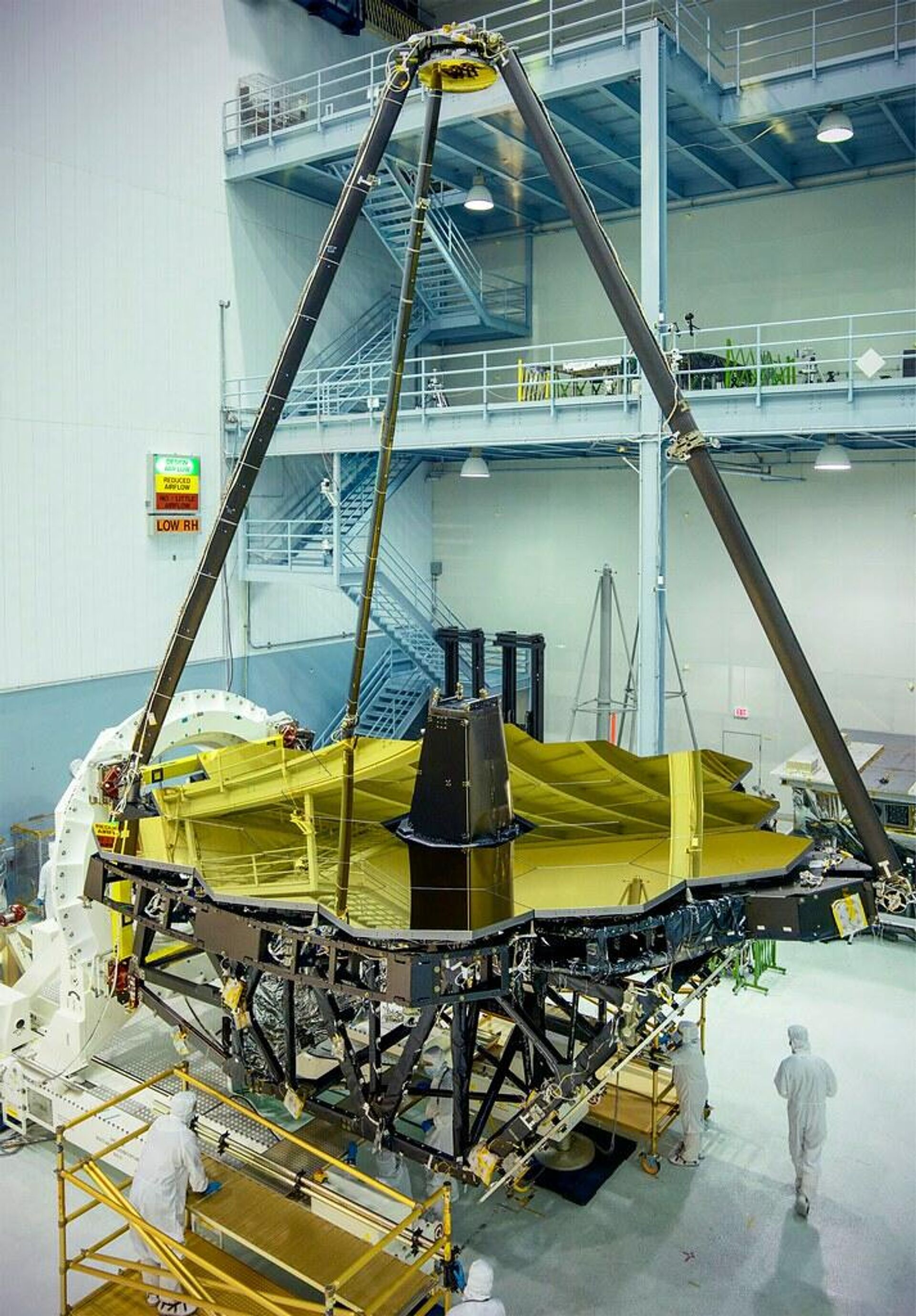 The gold-covered primary mirrors of the James Webb Space Telescope, revealed in the cleanroom at NASA Goddard. - Sputnik International, 1920, 05.01.2022
