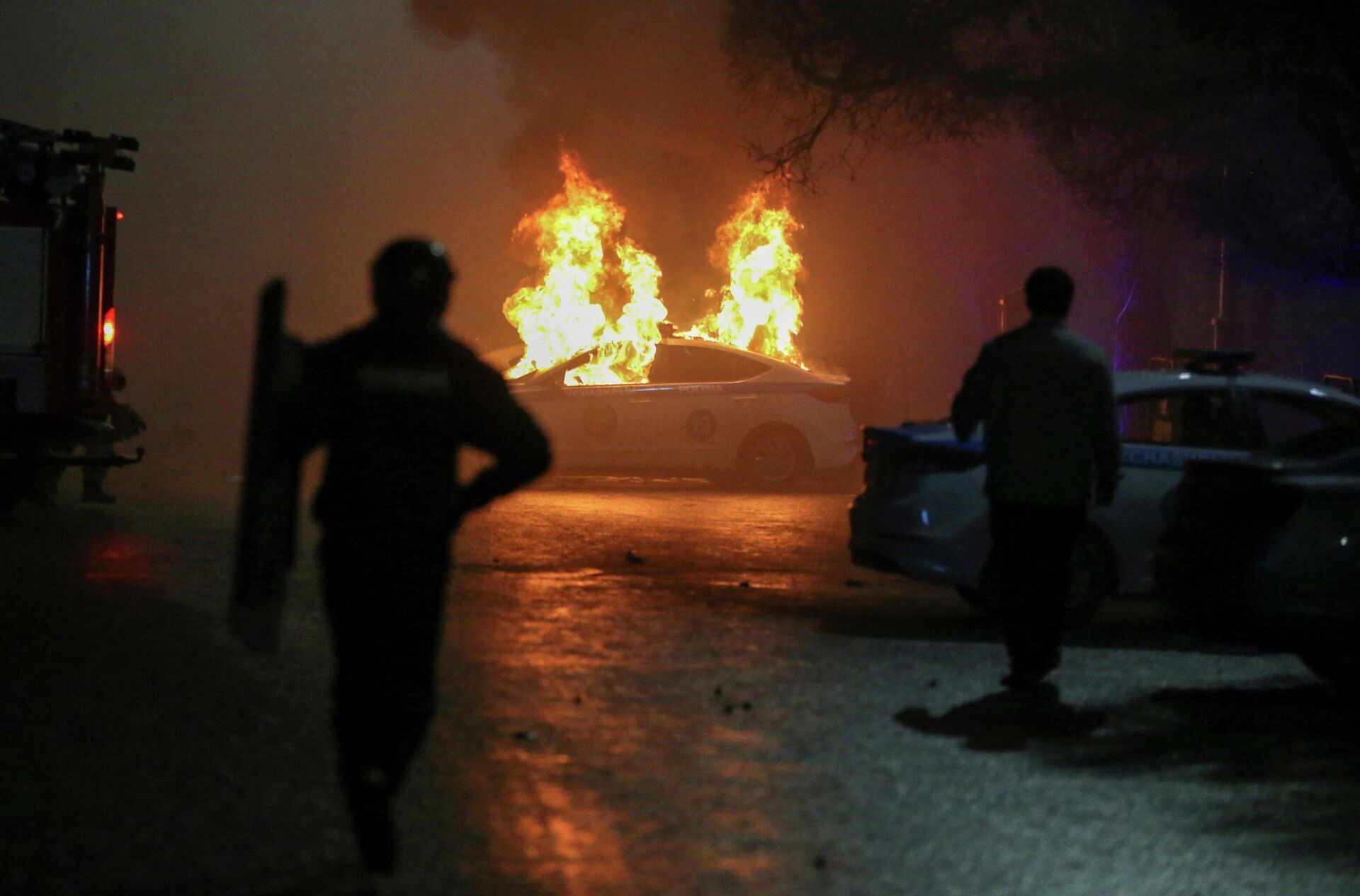 A view shows a burning police car during a protest against LPG cost rise following the Kazakh authorities' decision to lift price caps on liquefied petroleum gas in Almaty, Kazakhstan January 5, 2022. - Sputnik International, 1920, 06.01.2022