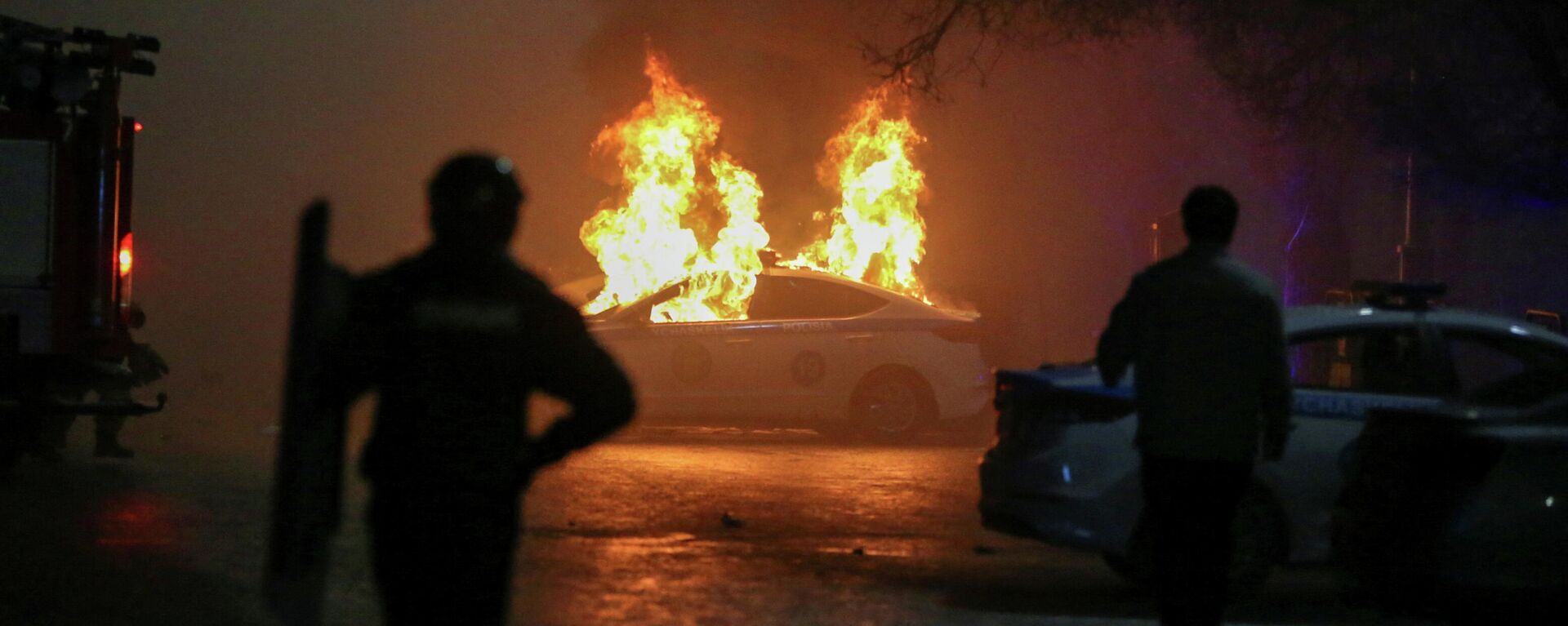 A view shows a burning police car during a protest against LPG cost rise following the Kazakh authorities' decision to lift price caps on liquefied petroleum gas in Almaty, Kazakhstan January 5, 2022. - Sputnik International, 1920, 10.01.2022