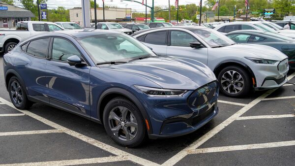 A pair of 2021 Ford Mustang Mach E are displayed for sale at a Ford dealer on Thursday, May 6, 2021, in Wexford, Pa. - Sputnik International