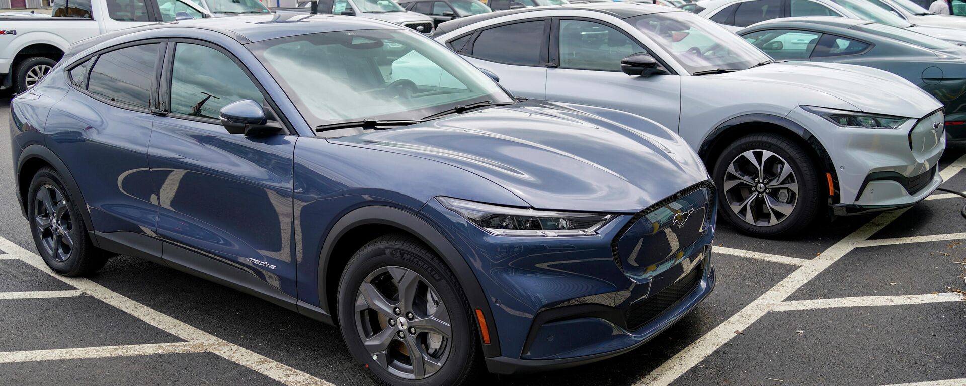 A pair of 2021 Ford Mustang Mach E are displayed for sale at a Ford dealer on Thursday, May 6, 2021, in Wexford, Pa. - Sputnik International, 1920, 05.01.2022
