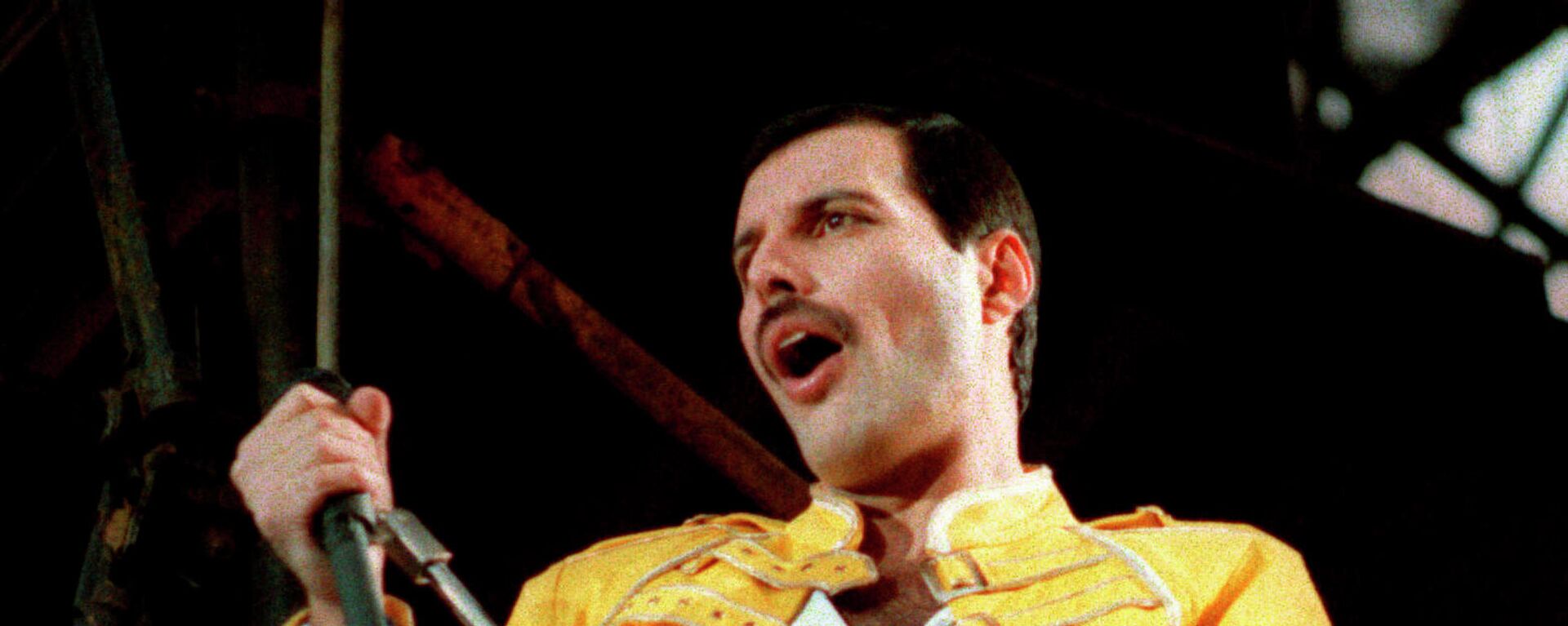 In this July 20, 1986 file photo, Queen lead singer Freddie Mercury performs, in Germany.  A previously unheard and unreleased song by Mercury was released Thursday, June 20, 2019.  - Sputnik International, 1920, 06.01.2022