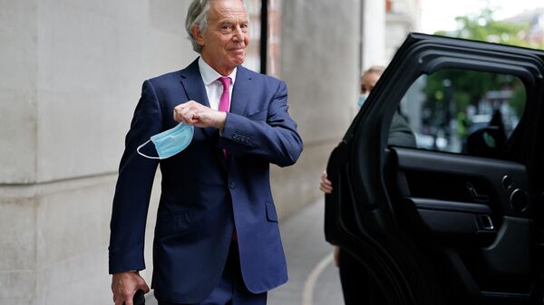 Former British Prime Minister Tony Blair, removes his disposable face covering worn due to Covid-19, to pose for a photograph as he leaves the BBC in central London on June 6, 2021, after appearing on the BBC political programme The Andrew Marr Show - Sputnik International