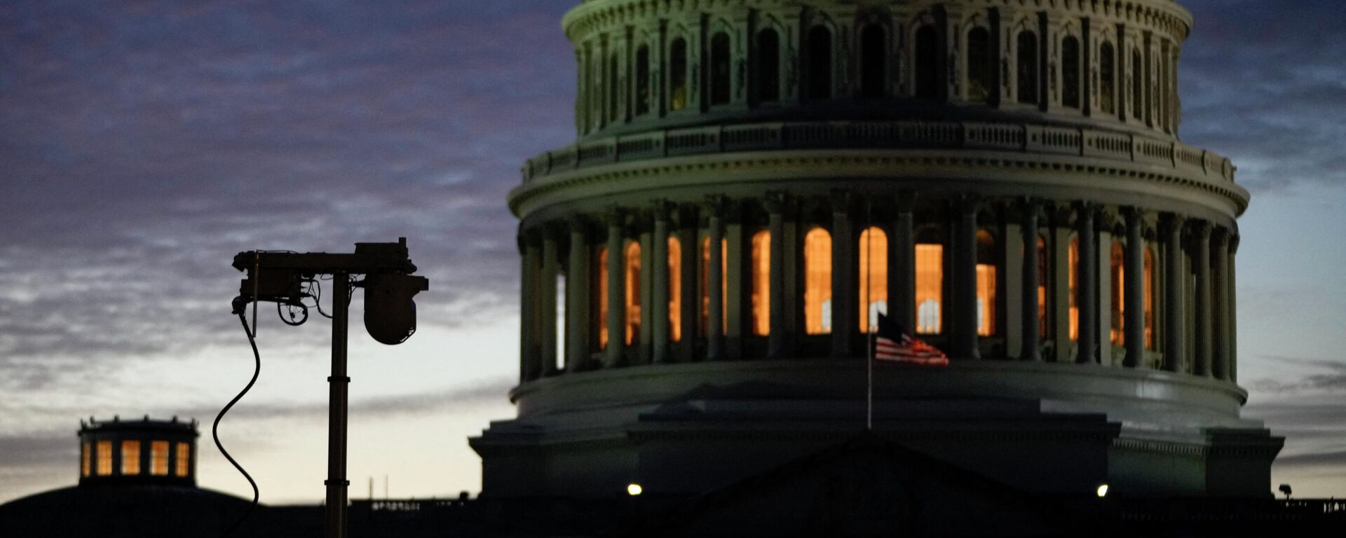 A surveillance camera stands near the East Front of the U.S. Capitol at sunset on January 5, 2022 in Washington, DC - Sputnik International, 1920, 06.01.2022
