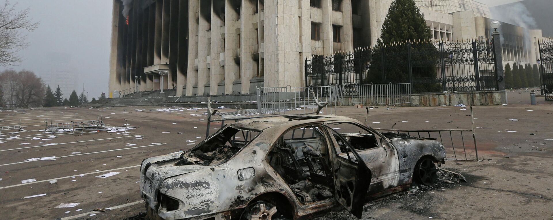 A burned car is seen in front of the mayor's office building which was torched during protests triggered by fuel price increase in Almaty, Kazakhstan January 6, 2022 - Sputnik International, 1920, 07.01.2022