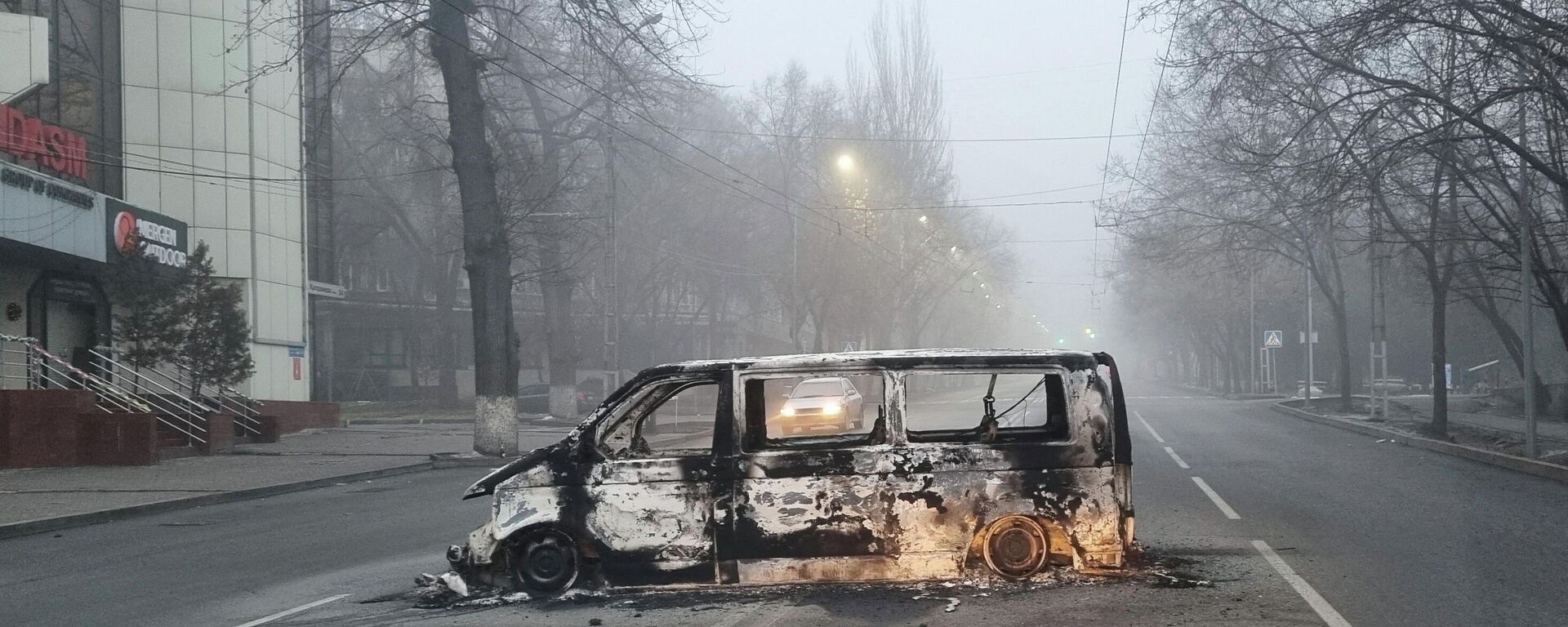 A vehicle that was burned during the protests triggered by fuel price increase is seen on a road in Almaty, Kazakhstan January 6, 2022. - Sputnik International, 1920, 06.01.2022