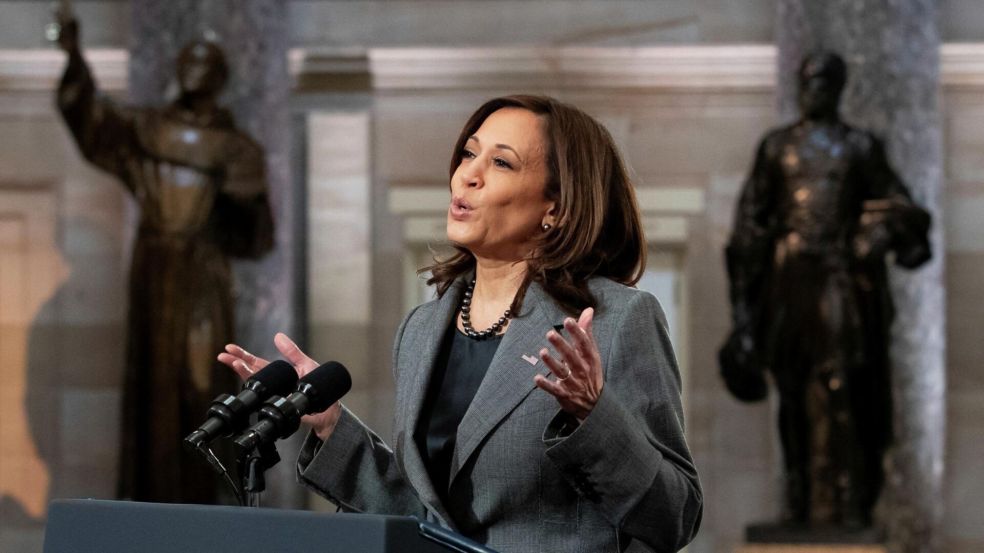 U.S. Vice President Kamala Harris delivers remarks on the one-year anniversary of the January 6, 2021 attack on the Capitol in Washington, U.S., January 6, 2022. - Sputnik International, 1920, 10.01.2022