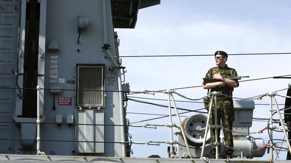 A British soldier stands guard on board of the Royal Navy frigate, HMS Northumberland, at dock in the port of Algiers, 06 May 2007 - Sputnik International