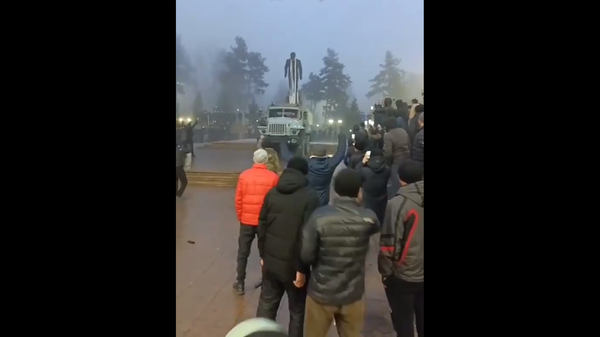 Crowd destroys monument of Kazakhstan's first president Nursultan Nazarbaev in Taldykorgan, Kazakhstan. - Sputnik International