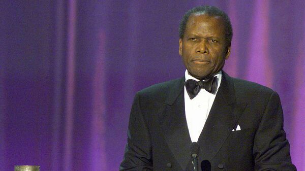 In this file photo taken on March 11, 2000, US actor Sidney Poitier receives a standing ovation as he receives the Life Achievement Award at the Sixth Annual Screen Actors Guild Awards in Los Angeles. - Sidney Poitier, Hollywood's first major Black movie star, has died, the deputy prime minister of the Bahamas said on January 7, 2022. Poitier, who held dual US and Bahamian nationality, was an icon, a hero, a mentor, a fighter, a national treasure, Deputy Prime Minister Chester Cooper said on his official Facebook page.  - Sputnik International