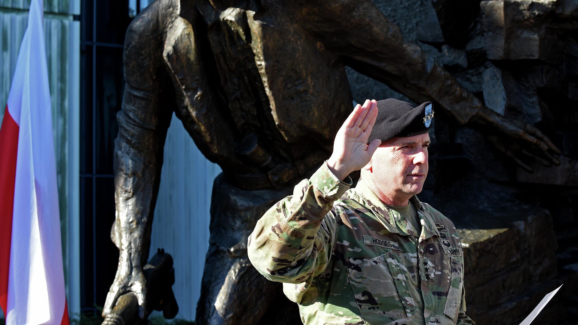 Lieutenant General Ben Hodges, the US Army commander in Europe,  promotes Lieutenant Kirk Brandenburg (unseen) to captain on August 14, 2017 in the Polish capital Warsaw on the eve of Armed Forces Day in NATO member Poland. - The US Army Europe opened new headquarters in Poland in May to command troops deployed in NATO and Pentagon operations across the alliance's eastern flank aimed at deterring Russia.  - Sputnik International, 1920, 18.01.2022