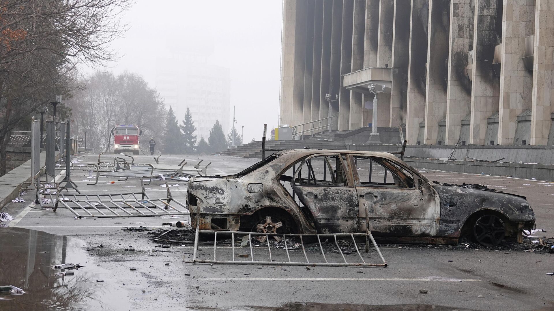 A view shows a burnt car following the protests triggered by fuel price increase outside the city administration headquarters in Almaty, Kazakhstan January 7, 2022. - Sputnik International, 1920, 07.01.2022