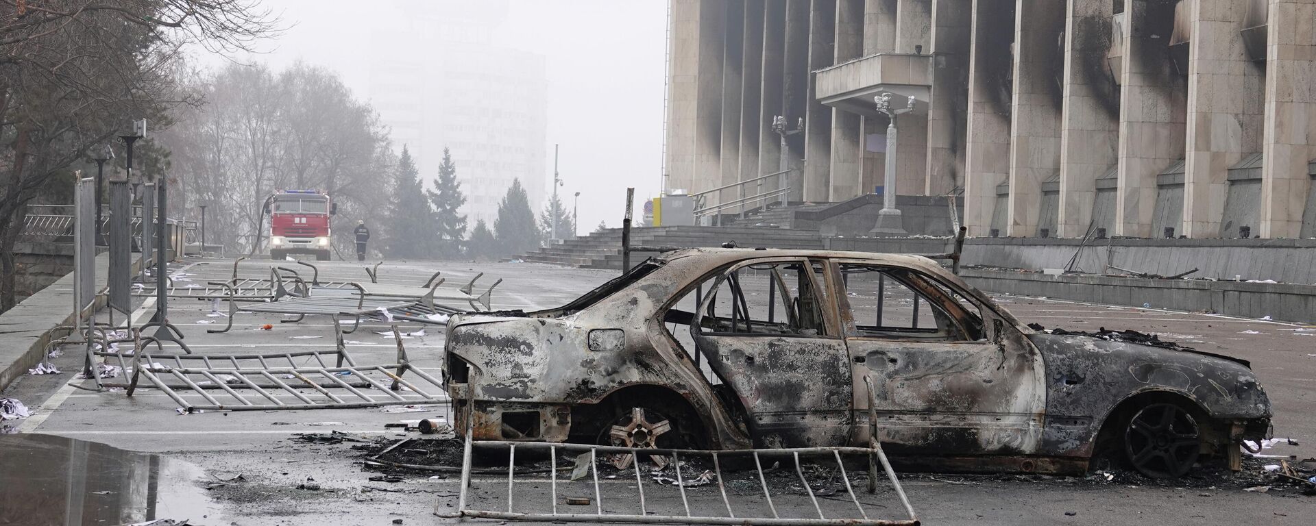 A view shows a burnt car following the protests triggered by fuel price increase outside the city administration headquarters in Almaty, Kazakhstan January 7, 2022. - Sputnik International, 1920, 10.01.2022