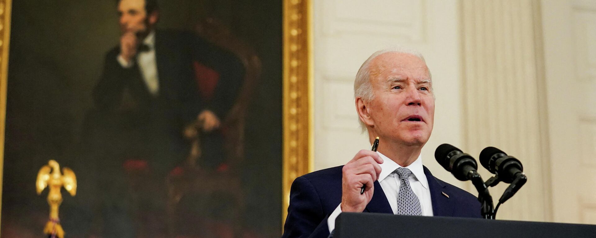 U.S. President Joe Biden delivers remarks on the December 2021 jobs report during a speech in the State Dining Room at the White House in Washington, U.S., January 7, 2022.  - Sputnik International, 1920, 11.01.2022