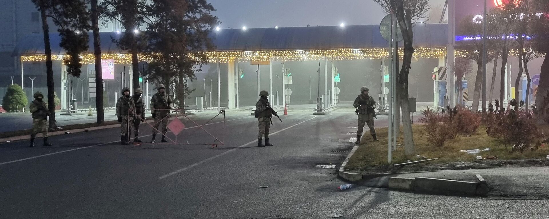 Troops are seen at the international airport of Almaty following anti-government protests triggered by fuel price increase, in Almaty, Kazakhstan January 6, 2022. - Sputnik International, 1920, 08.01.2022