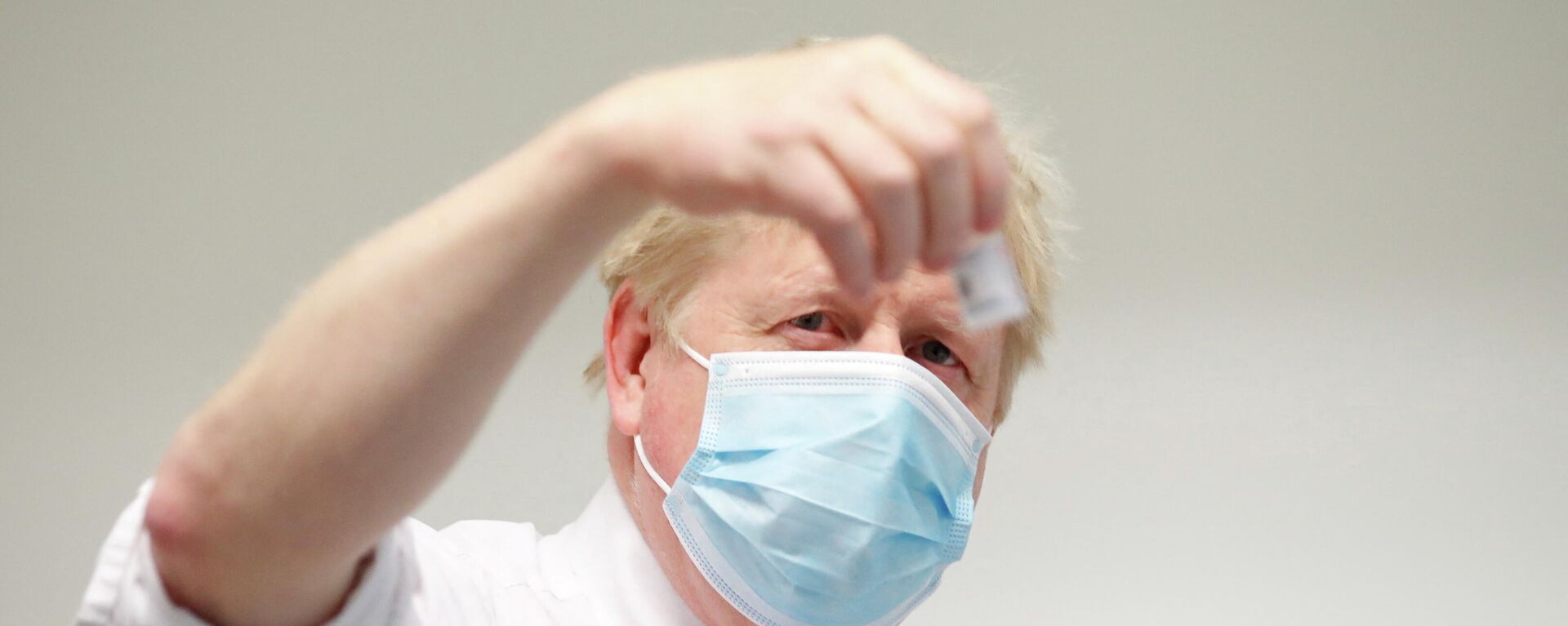 Britain's Prime Minister Boris Johnson checks a coronavirus disease (COVID-19) vaccine during a visit to a vaccine centre in Northampton - Sputnik International, 1920, 08.01.2022
