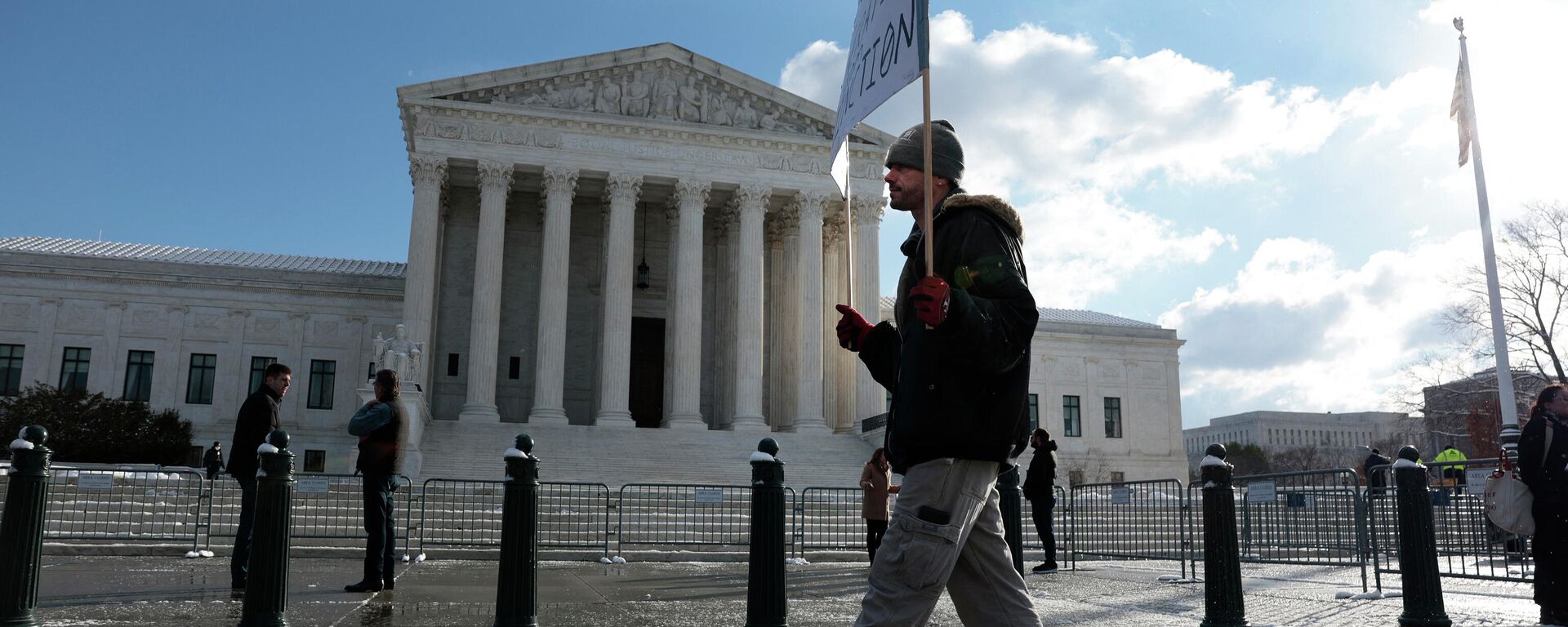 A protester holds a sign that reads Freedom is one generation from Extinction as he walks by the U.S. Supreme Court on Capitol Hill on January 07, 2022 in Washington, DC. Today the Justices of the Supreme Court are hearing arguments against U.S. President Joe Biden’s private sector Covid-19 vaccination rules. - Sputnik International, 1920, 30.01.2022
