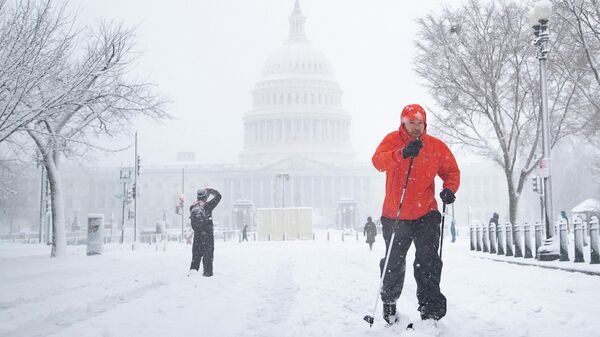 Jamie Earl uses cross country skis while passing East Capitol Street, amid a snow storm on Capitol Hill in Washington, U.S., January 3, 2022 - Sputnik International