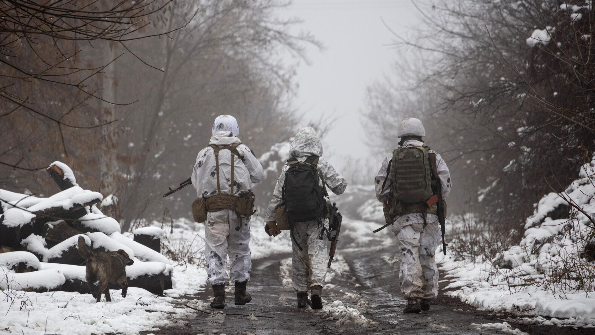 Ukrainian soldiers walks at the line of separation near Katerinivka, Donetsk region, Ukraine, Tuesday, Dec 7, 2021. - Sputnik International, 1920, 04.02.2022