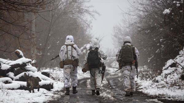 Ukrainian soldiers walks at the line of separation near Katerinivka, Donetsk region, Ukraine, Tuesday, Dec 7, 2021. - Sputnik International
